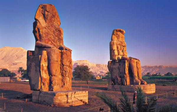 10-Colossos-de-Memnon