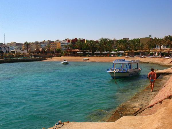 1280px-Hurghada_beach-commons