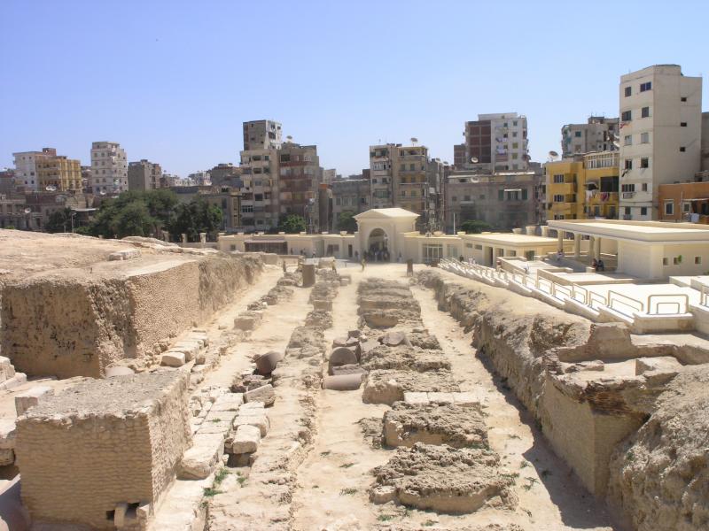 Alexandria_-_Pompey's_Pillar_-_view_of_ruins