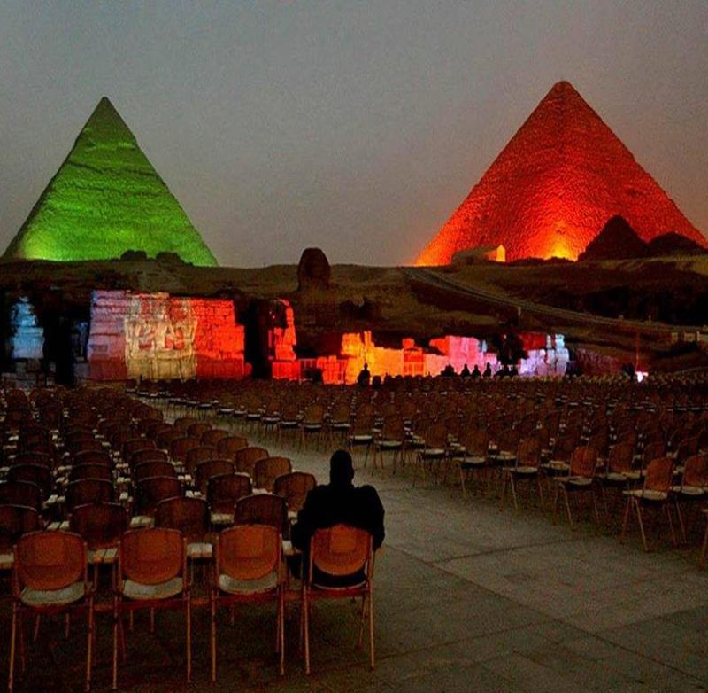 Spectacle-son-et-lumière-devant-les-pyramides-Égypte