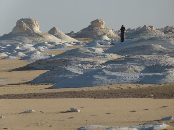 egipcio-caminha-entre-as-paisagens-inacreditaveis-do-deserto-branco-1436270541232_1200x900