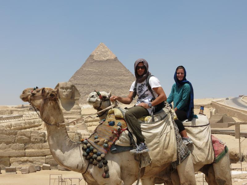 Montar a cavalo ou camelo nas pirâmides.