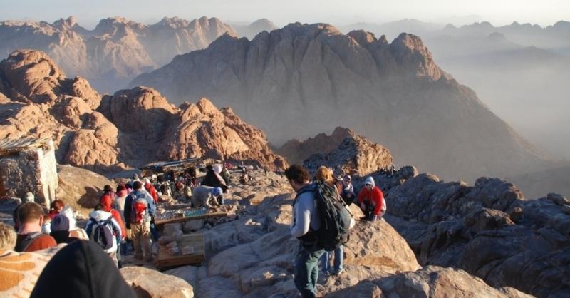 turistas-fazem-a-trilha-pelo-monte-sinai-no-egito-durante-o-amanhecer-1448395964369_956x500