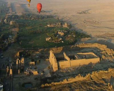Passeio de balão em Luxor.